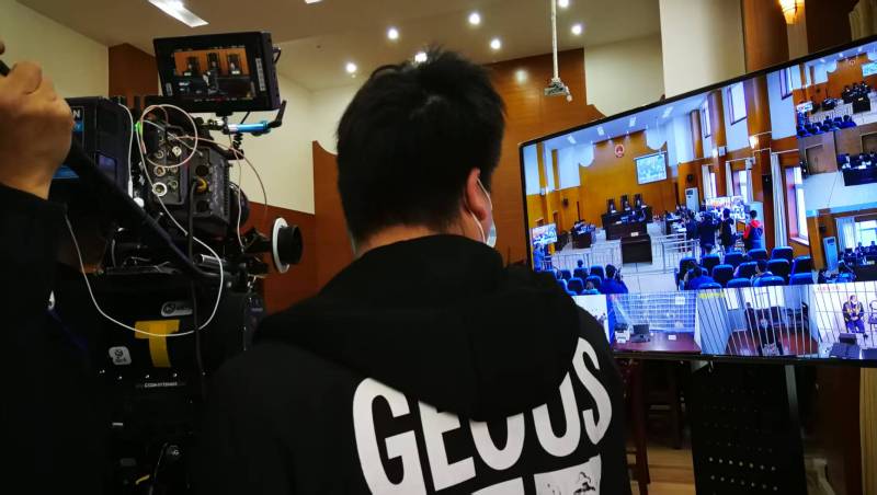 AI生成VS人工创意——郊区广告片拍摄公司的技术浪漫主义实践